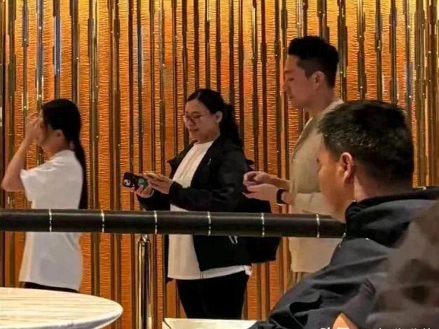 玩照流出 马筱梅在尽心照顾俩孩子汪小菲一家住港四季酒店 更多