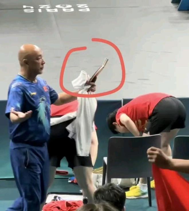 暗示：奥运球拍被踩是人为故意爆笑！王楚钦上厕所都有固定坑位(图1)