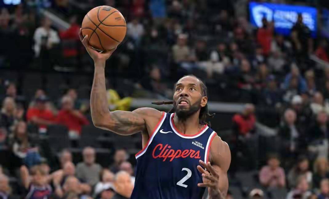 刺激？缺席10场后复出引球迷热议36岁哈登55分高光莱昂纳德受(图4)